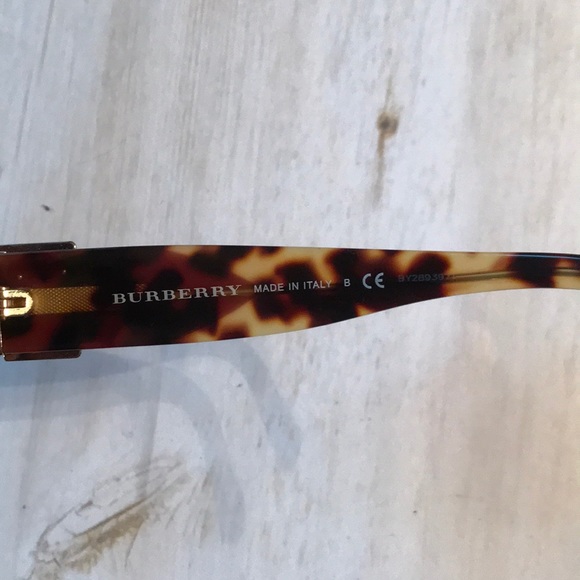 Burberry Buckle Detail Oversize Square Sunglasses - Picture 13 of 16